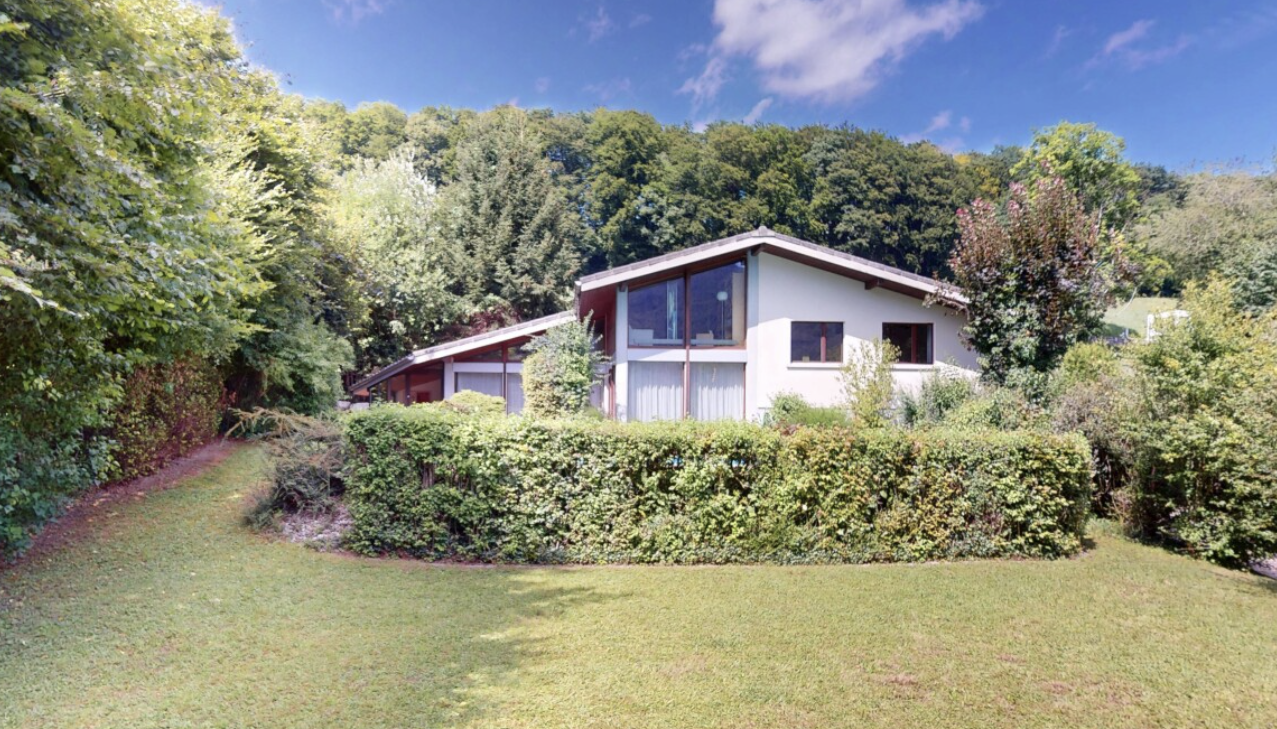 façade avec property visible, pelouse, vue sur la forêt, forest view, et day time