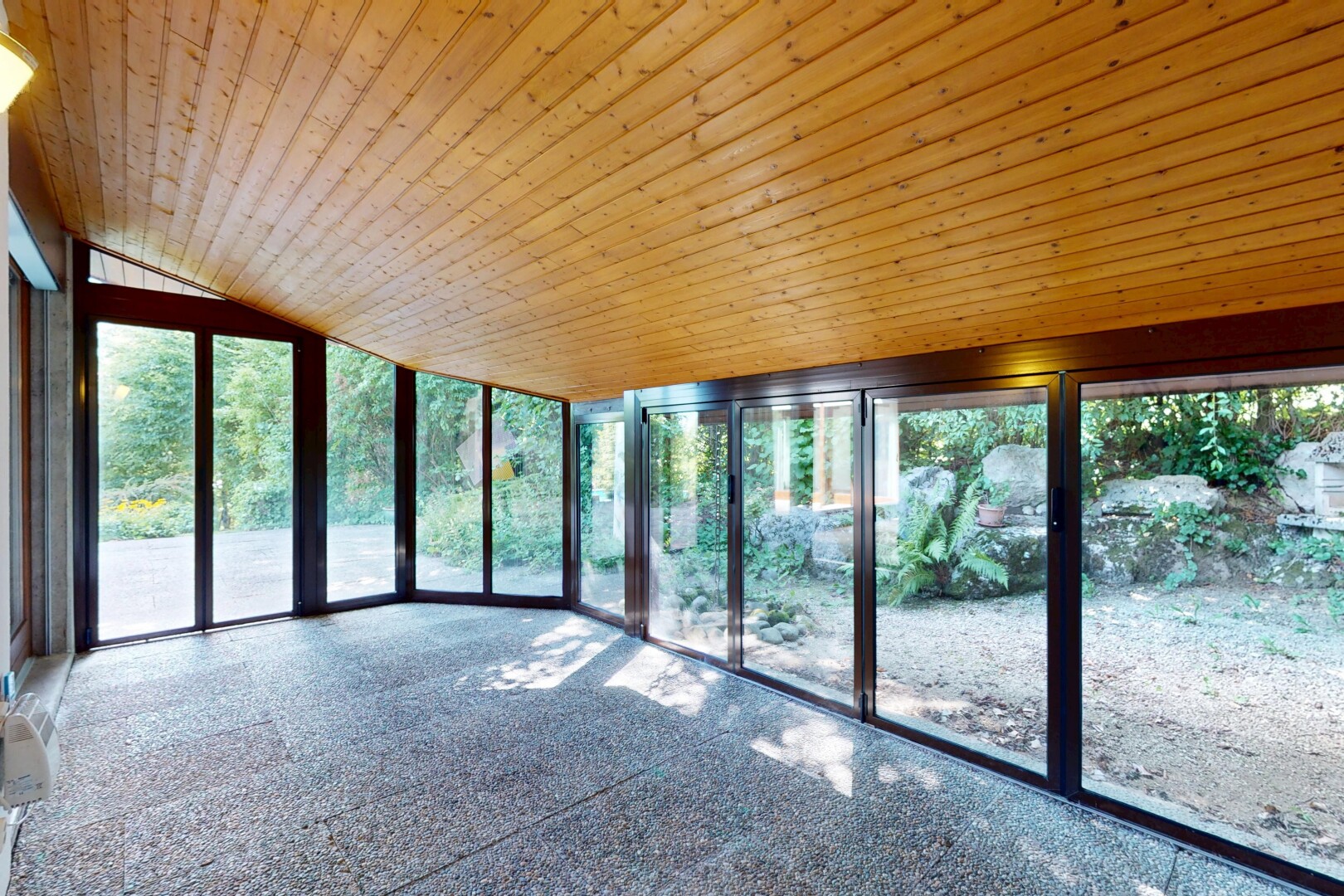 réception / lobby avec wood ceiling, vaulted ceiling, inside property, véranda, et natural light