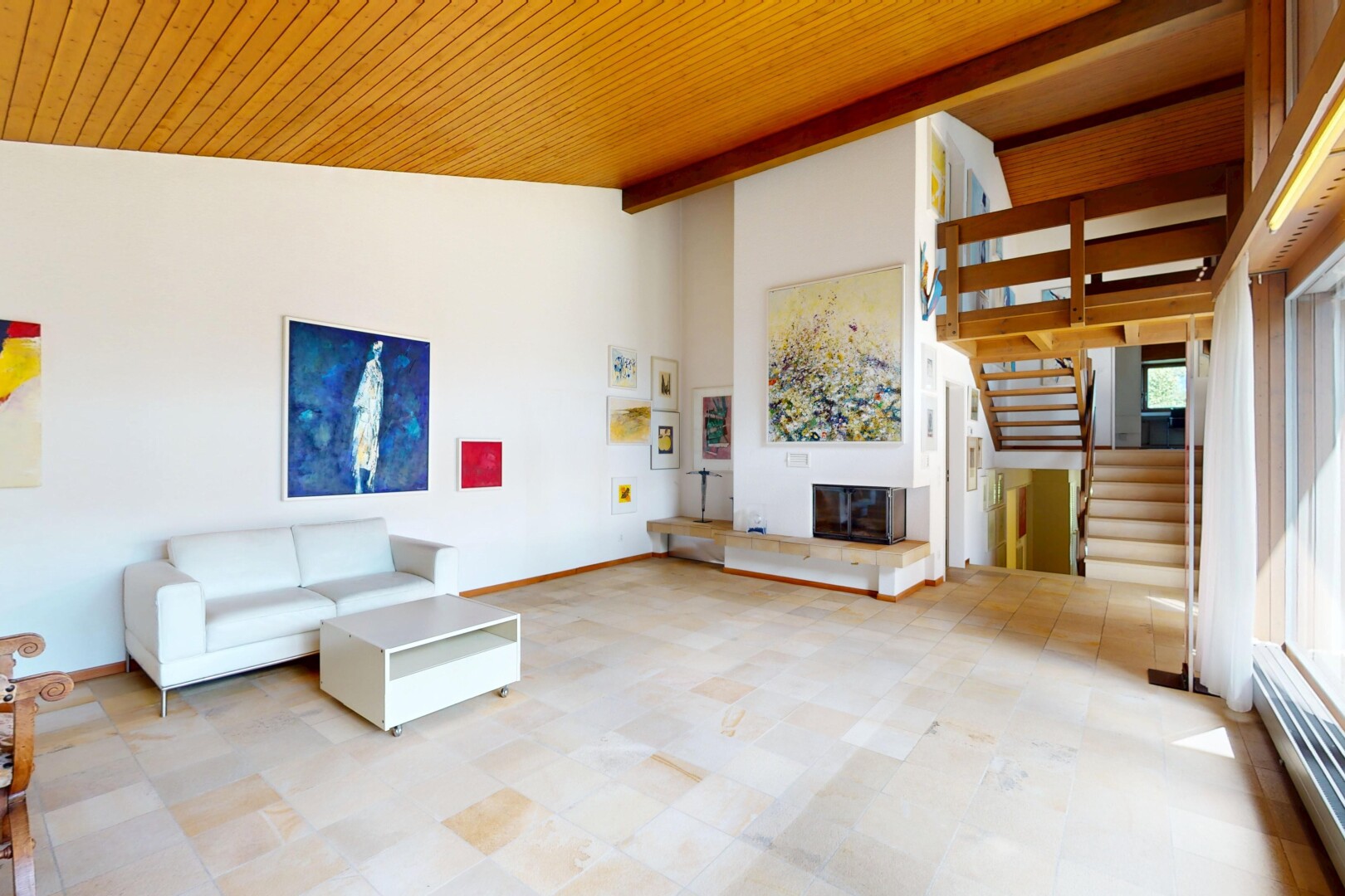 salon avec inside property, natural light, lumière naturelle, beamed ceiling, et plafond à poutres