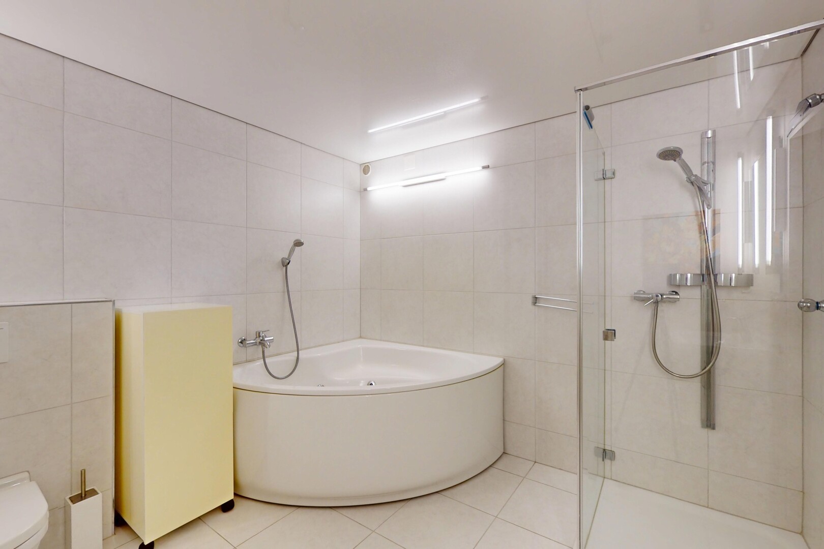 salle de bains avec tile wall, mur en carrelage, douche, bain, et salle de bain complète