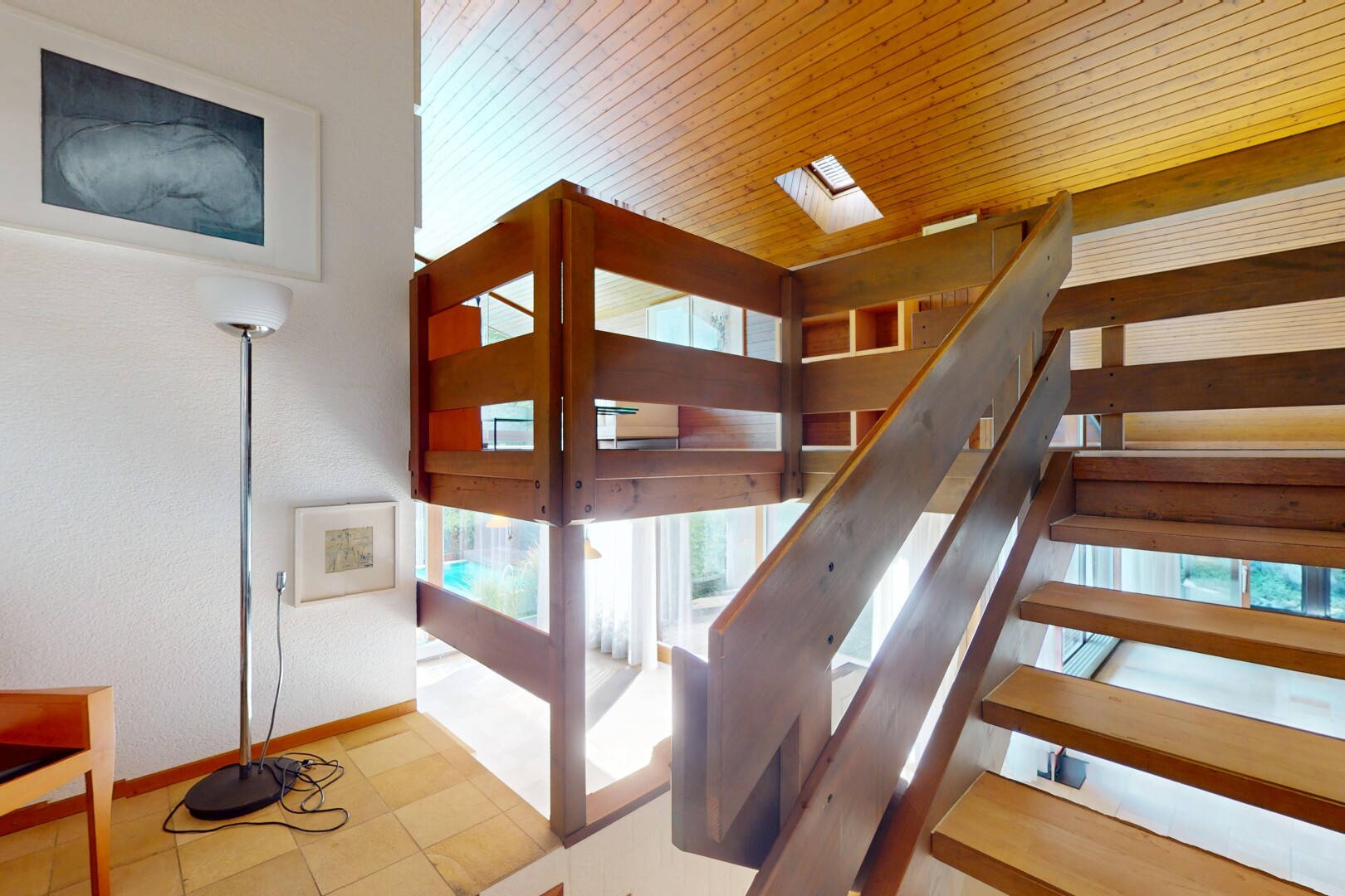 escaliers avec lumière naturelle, natural light, inside property, cloison sèche, et drywall