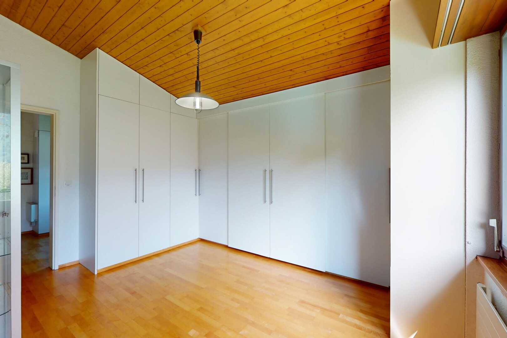 pièce vide avec plafond voûté, vaulted ceiling, inside property, plafond en bois, et wood ceiling
