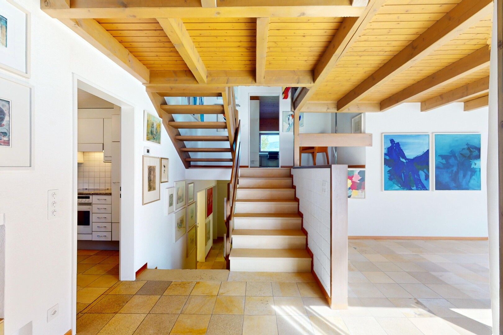 escaliers avec escaliers, beamed ceiling, plafond à poutres, wood ceiling, et plafond en bois