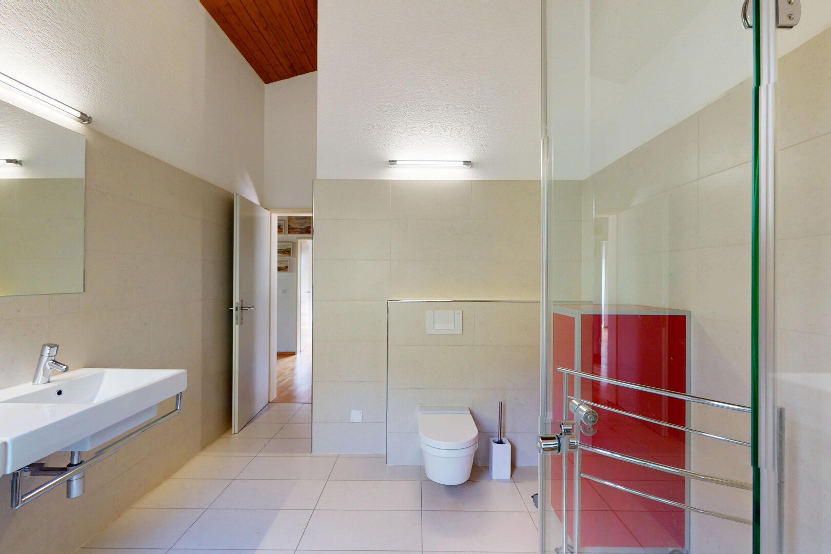 salle de bains avec tile floor, sol en carrelage, inside property, miroir, et toilette