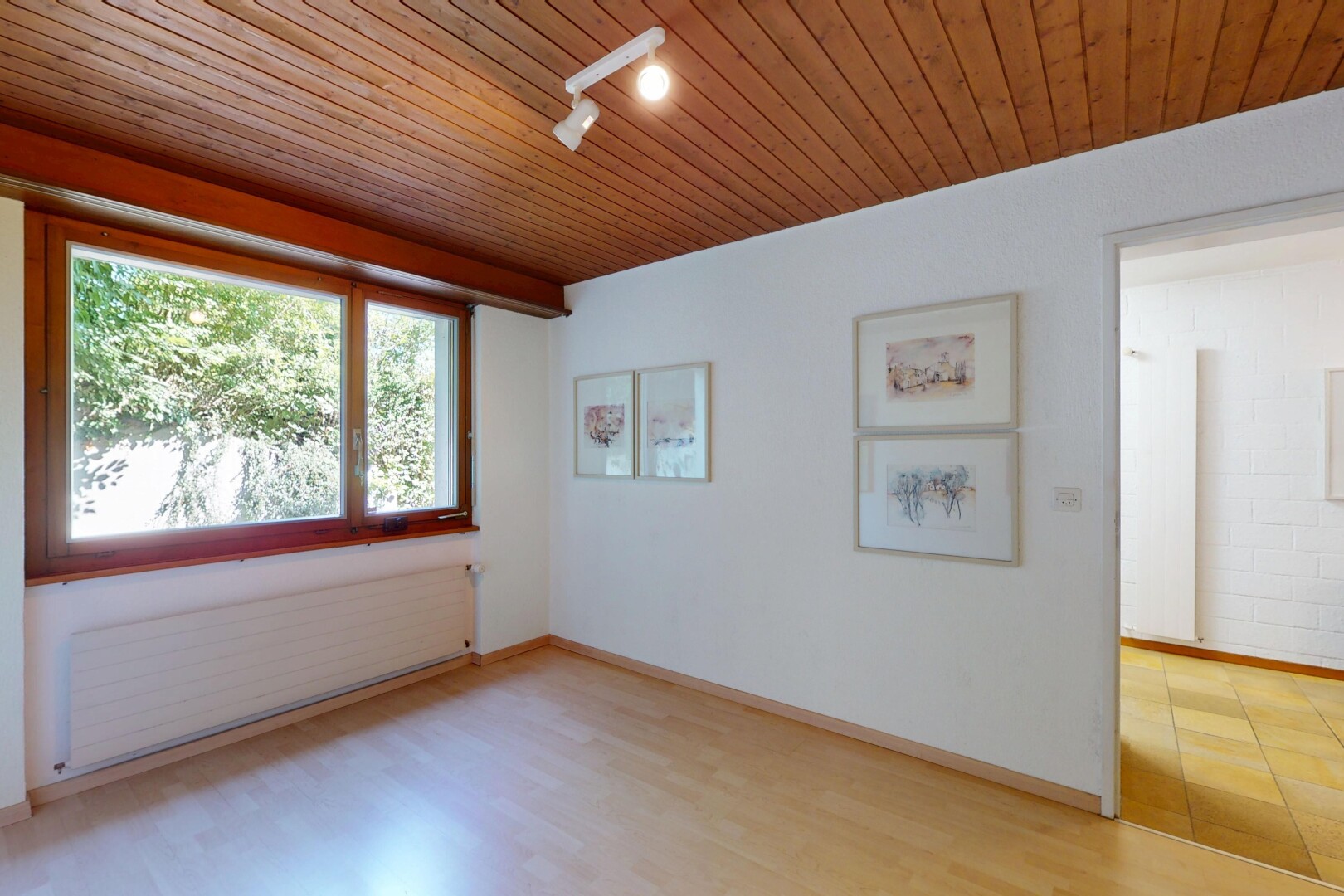 pièce vide avec track lighting, éclairage sur rail, radiateur, inside property, et wood ceiling