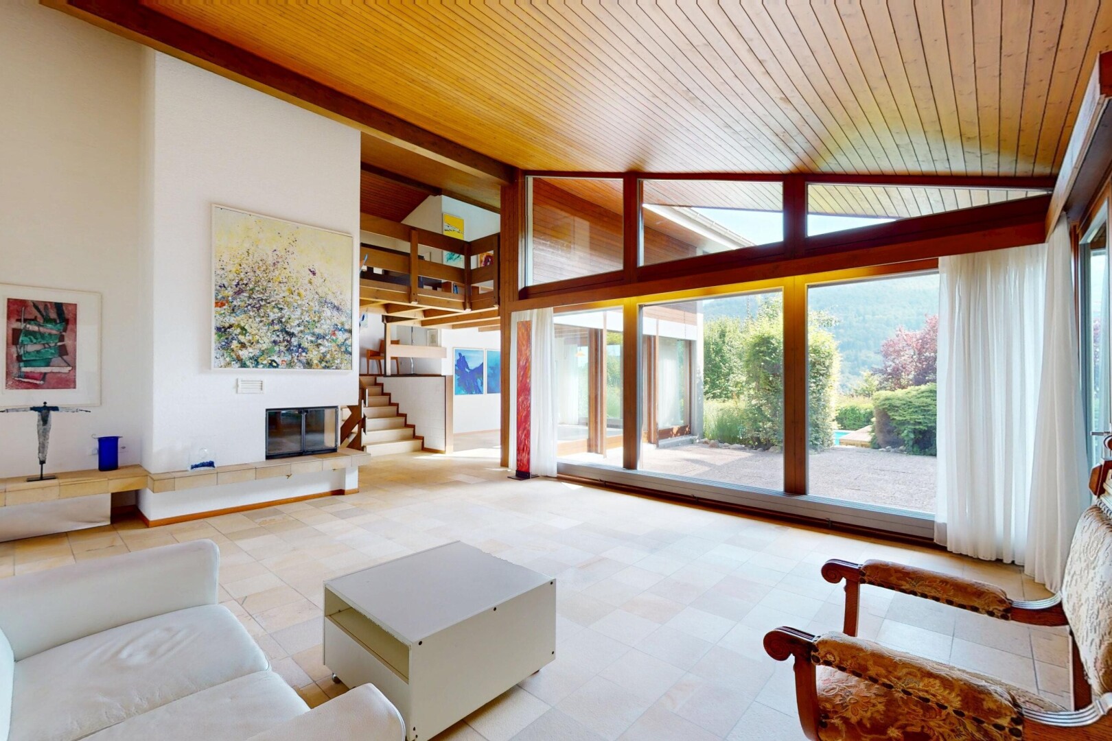 salon avec vaulted ceiling, plafond voûté, natural light, lumière naturelle, et inside property