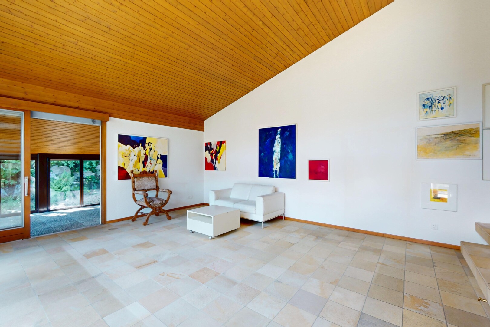 salon avec plafond en bois, wood ceiling, lumière naturelle, natural light, et plafond haut