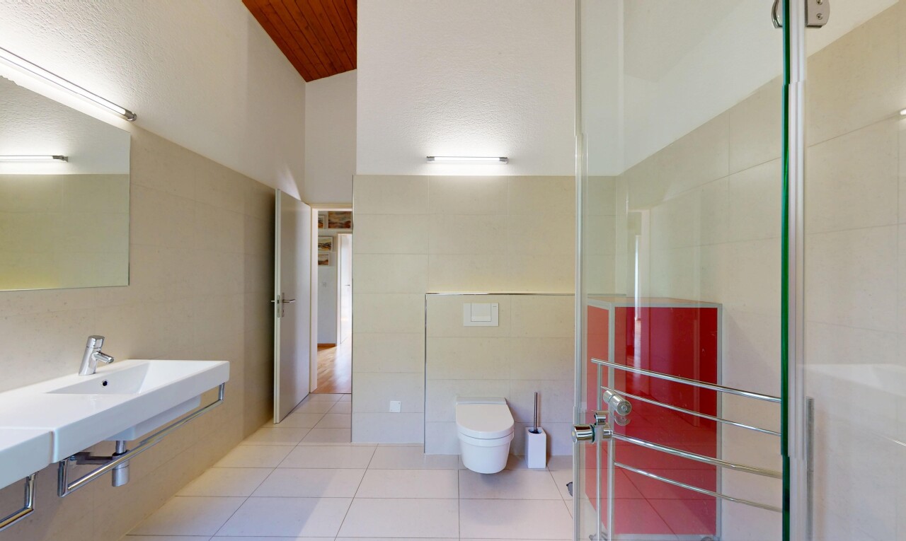 salle de bains avec tile floor, sol en carrelage, inside property, miroir, et toilette