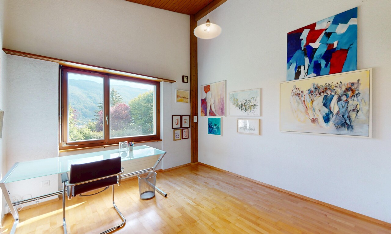 bureau avec drywall, cloison sèche, natural light, lumière naturelle, et wood finish floor