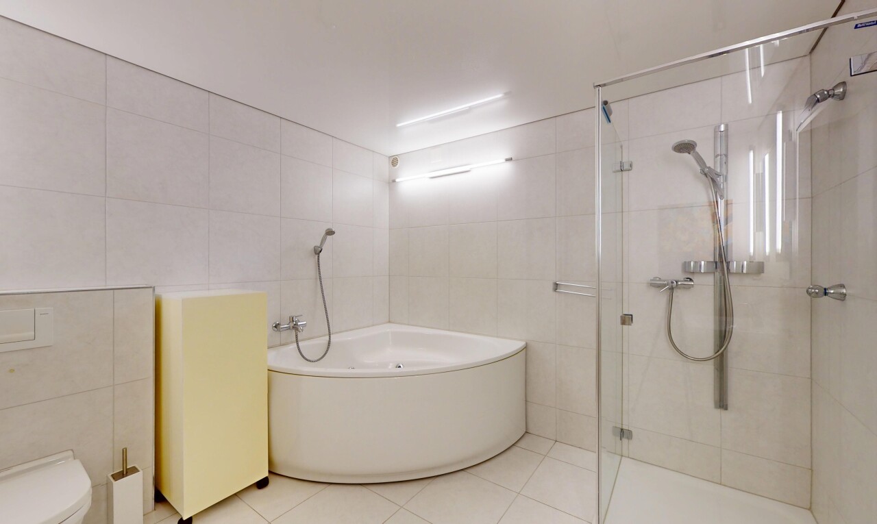 salle de bains avec tile wall, mur en carrelage, douche, bain, et salle de bain complète