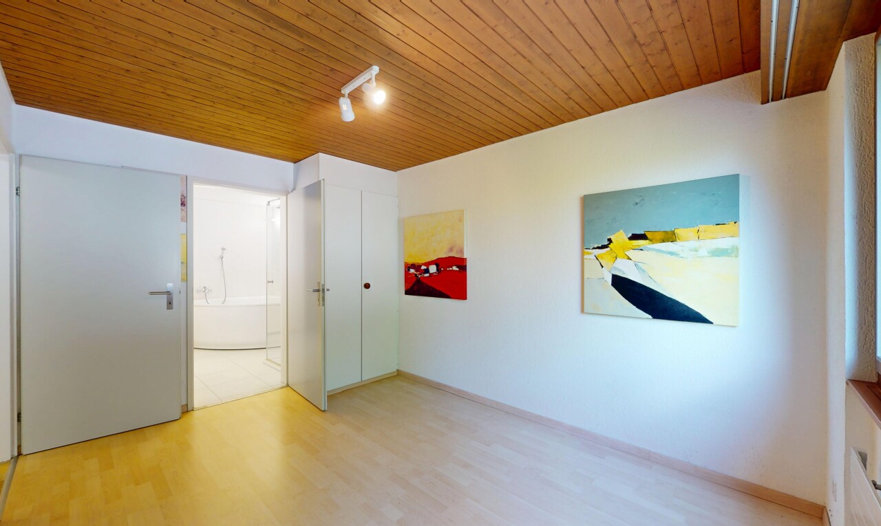 pièce vide avec wood ceiling, plafond en bois, inside property, wood finish floor, et sol en finition bois