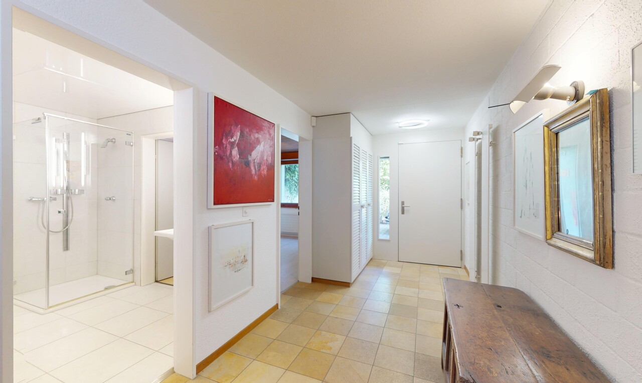 couloir avec inside property, natural light, lumière naturelle, drywall, et cloison sèche