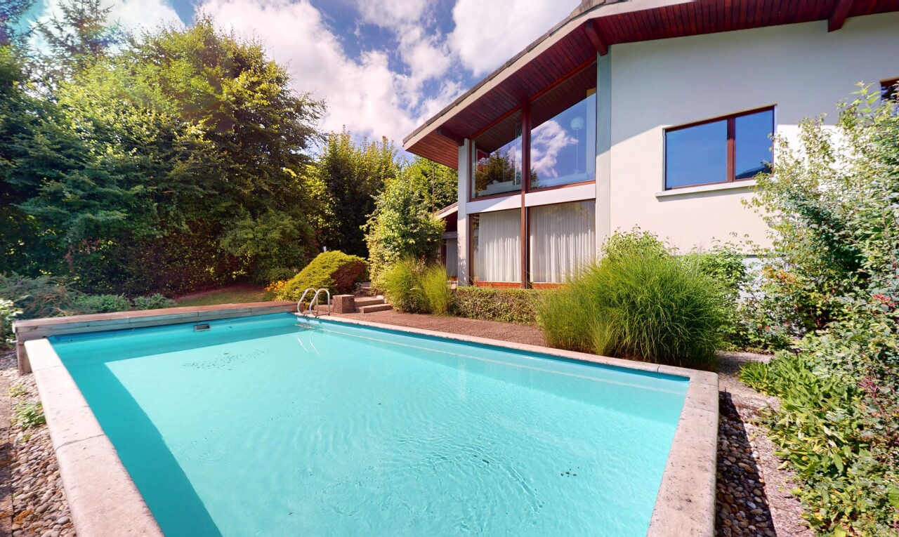 piscine avec rampe, piscine, day time, et property visible