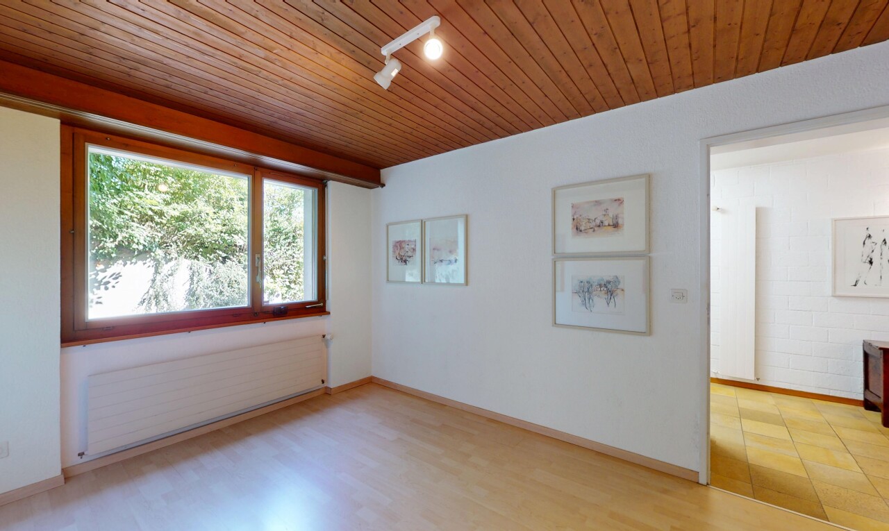 pièce vide avec track lighting, éclairage sur rail, radiateur, inside property, et wood ceiling