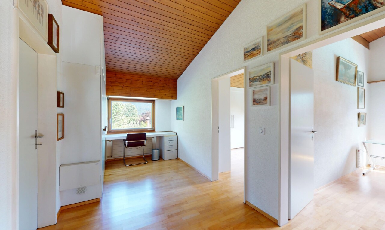 couloir avec vaulted ceiling, plafond voûté, espace bureau, natural light, et lumière naturelle