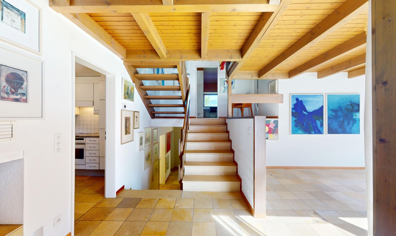 escaliers avec escaliers, beamed ceiling, plafond à poutres, wood ceiling, et plafond en bois