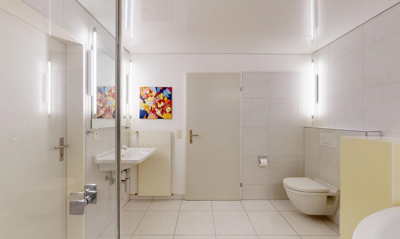 salle de bains avec toilette, inside property, tile wall, mur en carrelage, et tile floor