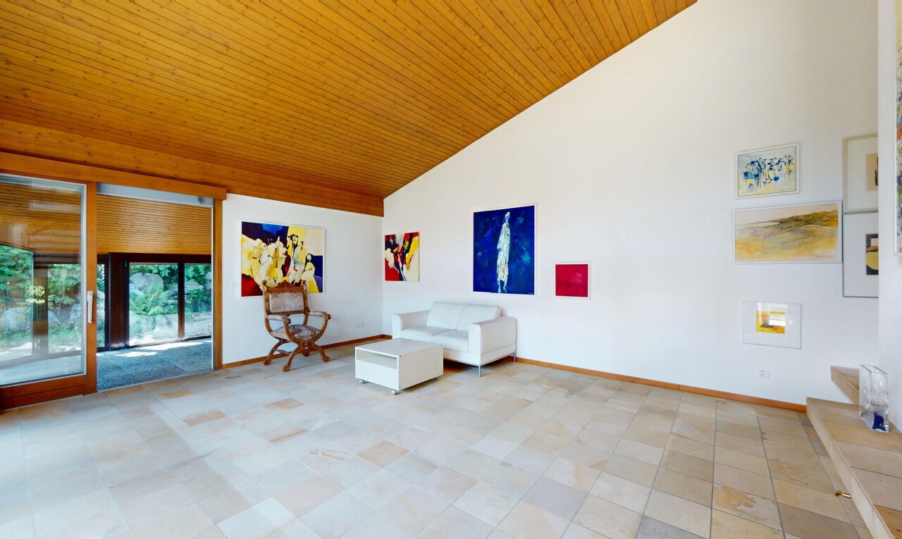 salon avec plafond en bois, wood ceiling, lumière naturelle, natural light, et plafond haut