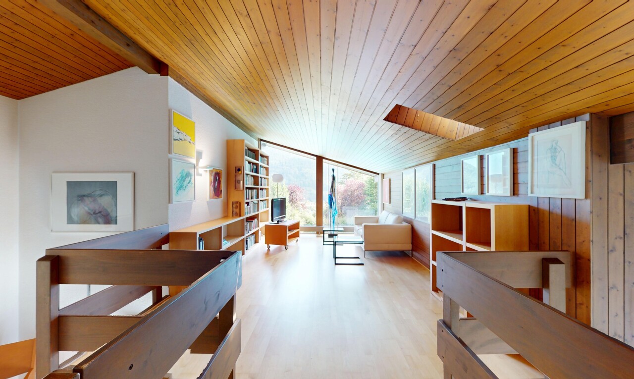 bureau avec lumière naturelle, natural light, sol en finition bois, wood finish floor, et inside property