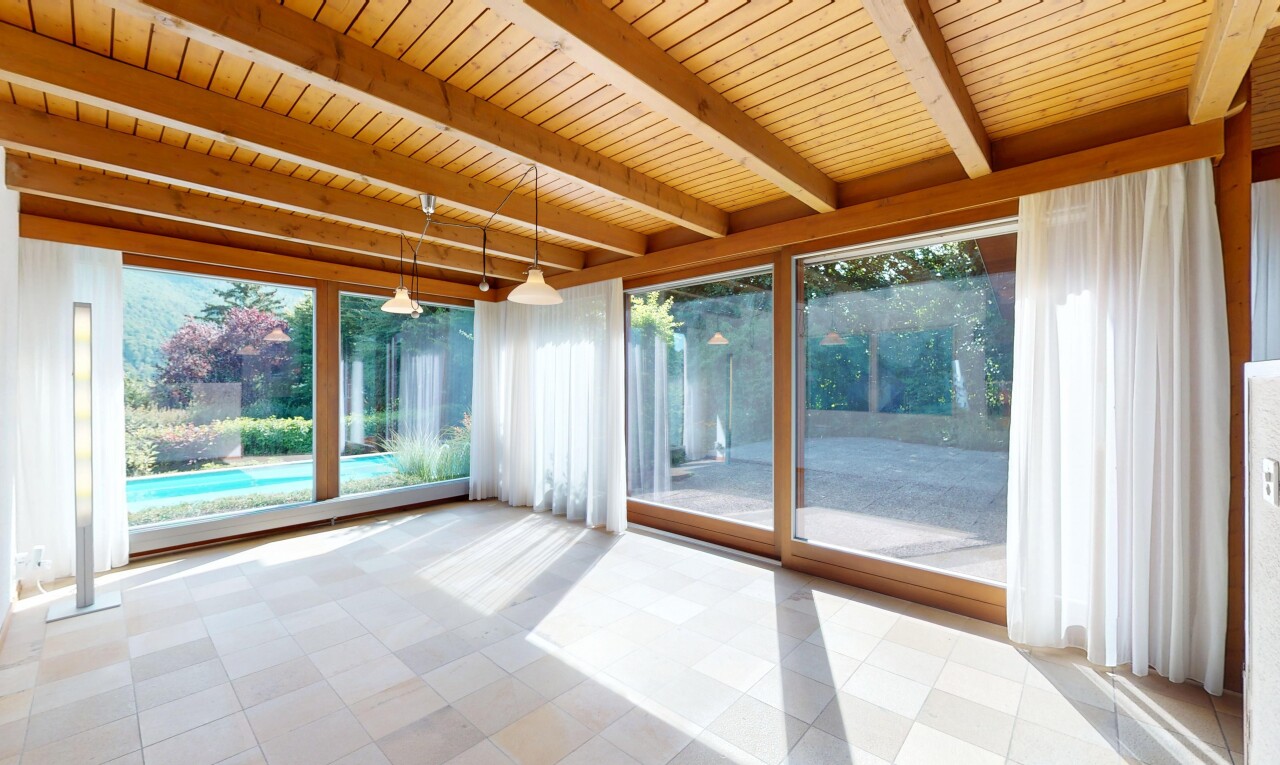 pièce vide avec inside property, natural light, lumière naturelle, beamed ceiling, et plafond à poutres