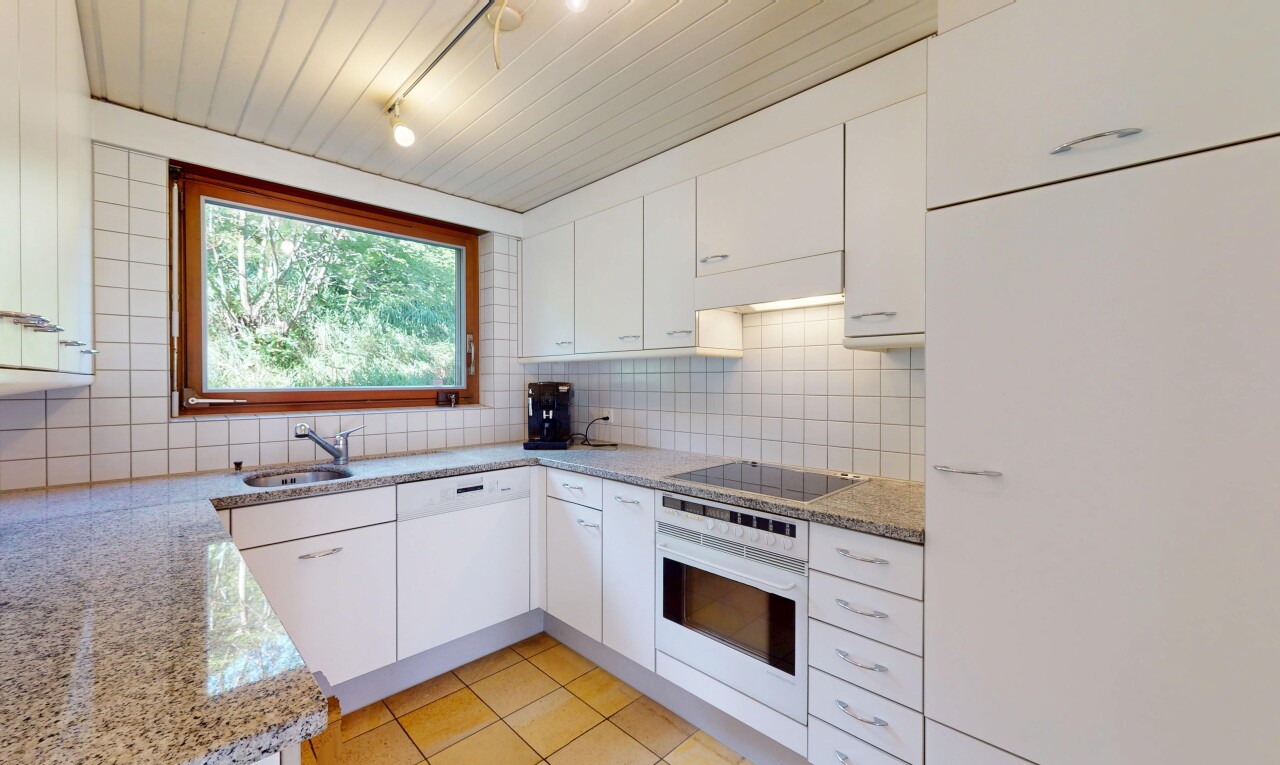 cuisine avec natural light, lumière naturelle, backsplash, dosseret, et tile floor