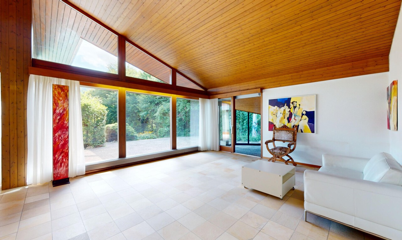salon avec inside property, lumière naturelle, natural light, plafond voûté, et vaulted ceiling