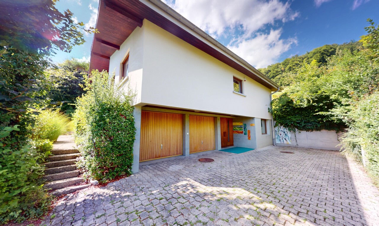 façade avec property visible, day time, bardage en stuc, et terrasse