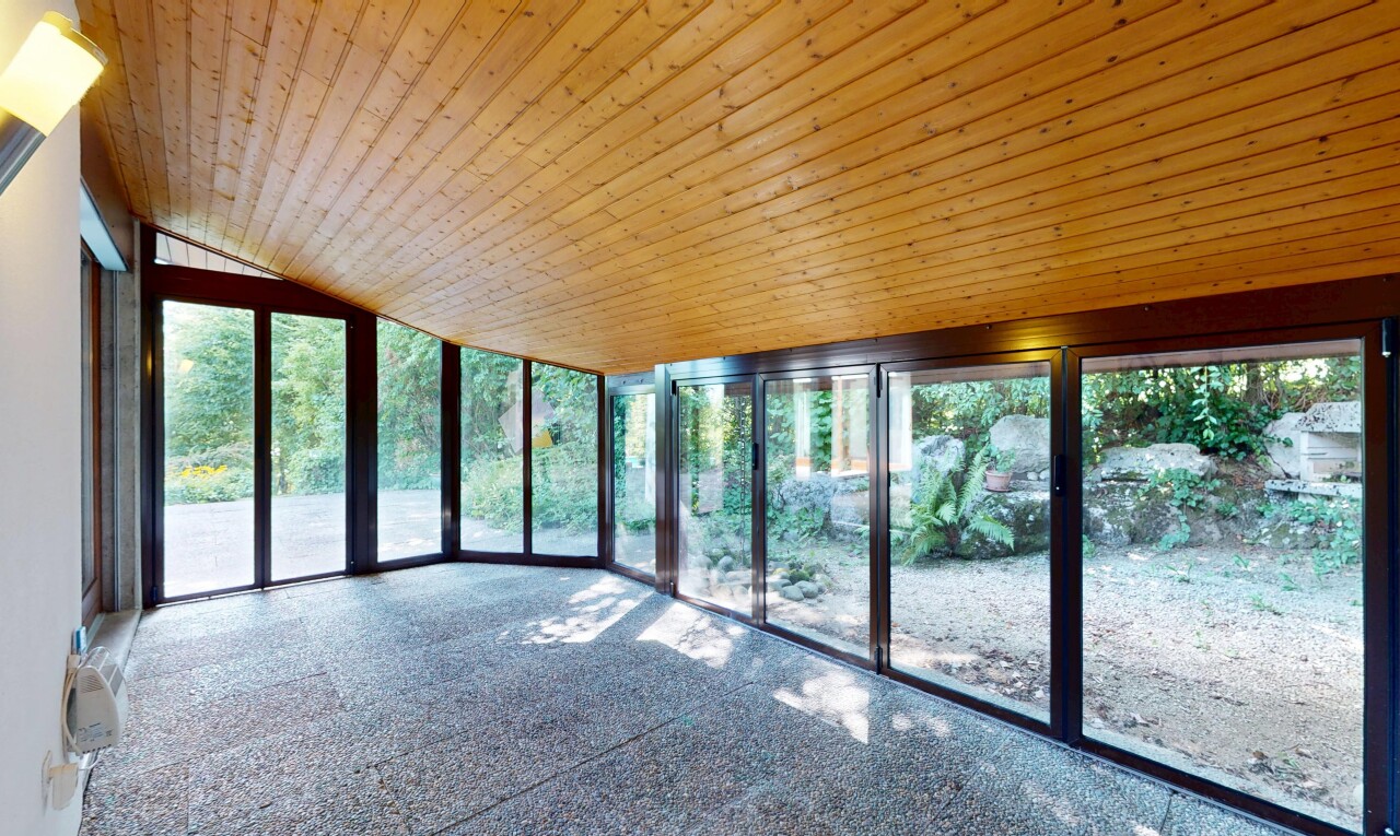 réception / lobby avec wood ceiling, vaulted ceiling, inside property, véranda, et natural light
