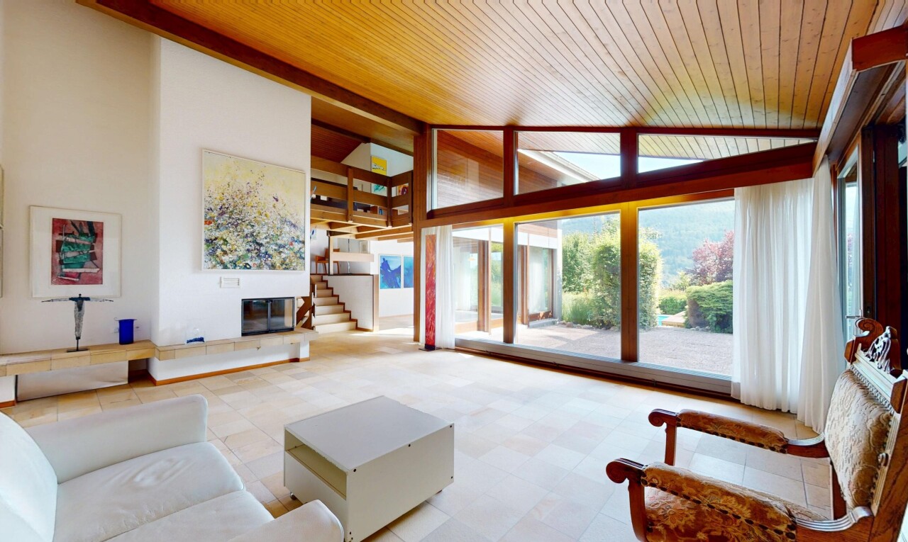 salon avec vaulted ceiling, plafond voûté, natural light, lumière naturelle, et inside property