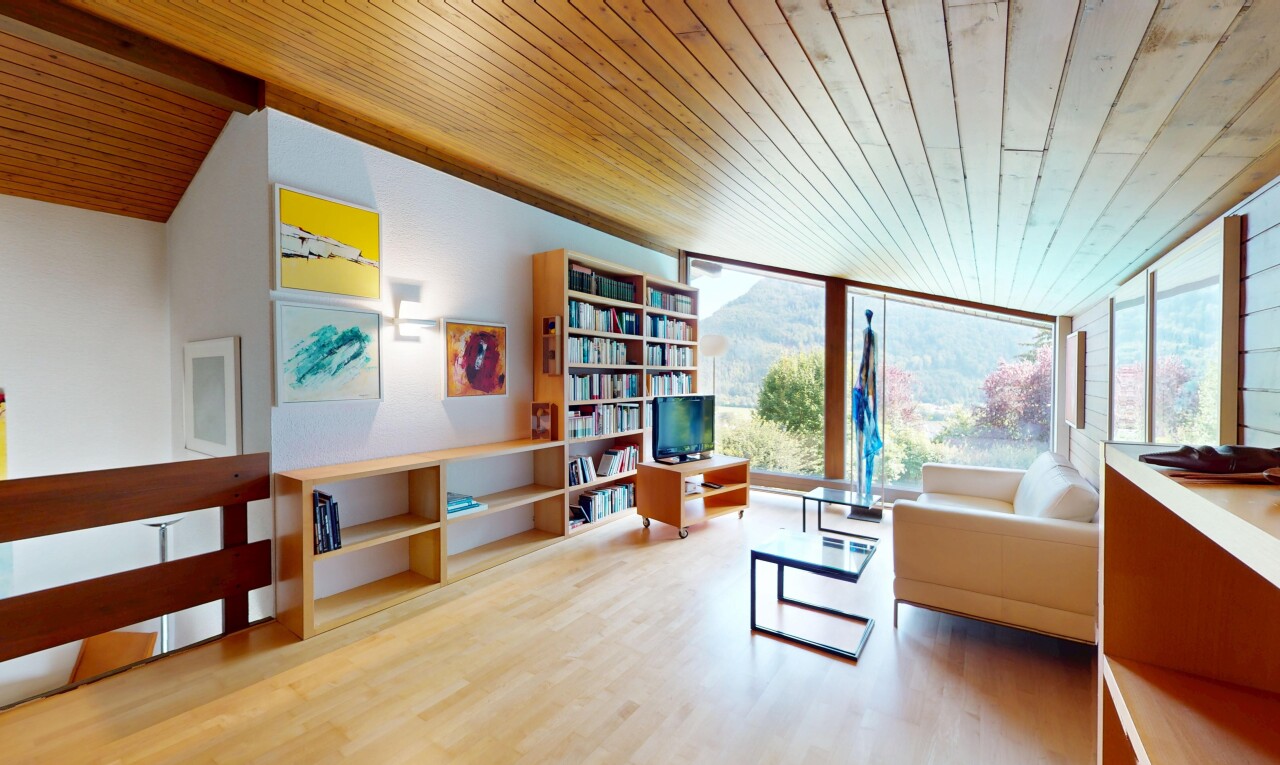 salon avec natural light, lumière naturelle, wood ceiling, plafond en bois, et wood finish floor