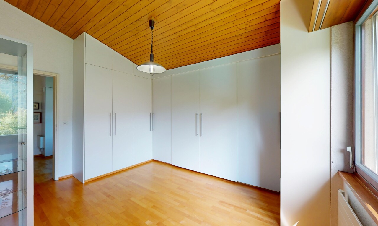 pièce vide avec plafond voûté, vaulted ceiling, inside property, plafond en bois, et wood ceiling