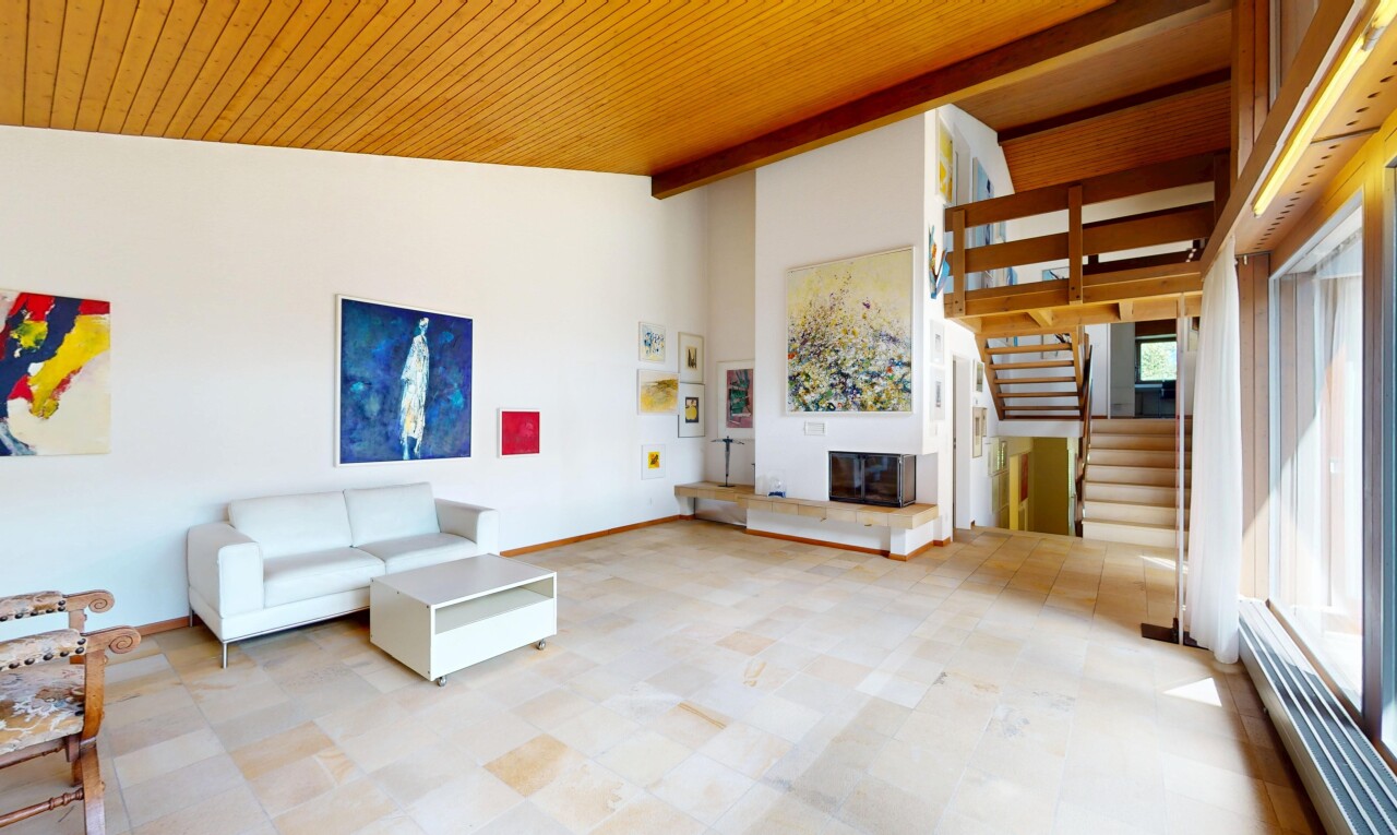 salon avec inside property, natural light, lumière naturelle, beamed ceiling, et plafond à poutres
