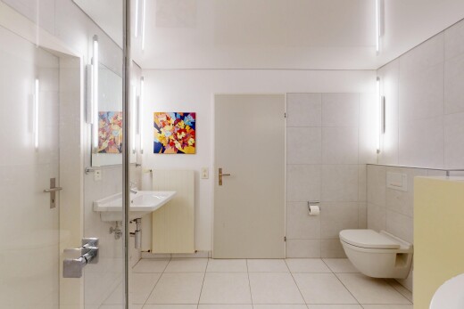 salle de bains avec toilette, inside property, tile wall, mur en carrelage, et tile floor