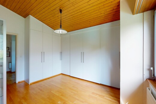 pièce vide avec plafond voûté, vaulted ceiling, inside property, plafond en bois, et wood ceiling