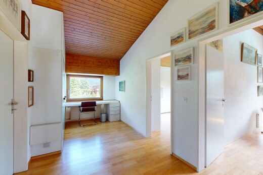 couloir avec vaulted ceiling, plafond voûté, espace bureau, natural light, et lumière naturelle