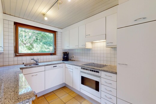 cuisine avec natural light, lumière naturelle, backsplash, dosseret, et tile floor