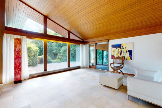 salon avec inside property, lumière naturelle, natural light, plafond voûté, et vaulted ceiling