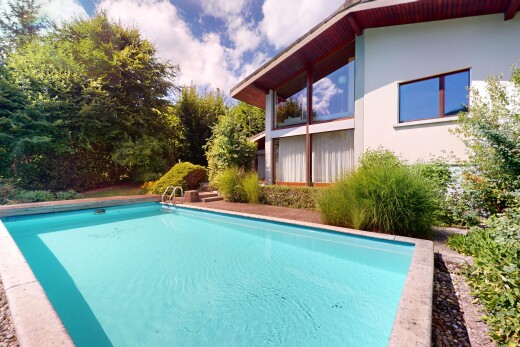 piscine avec rampe, piscine, day time, et property visible