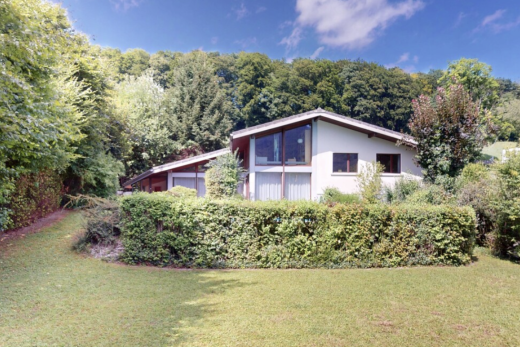 façade avec property visible, pelouse, vue sur la forêt, forest view, et day time