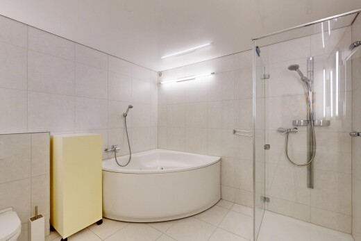 salle de bains avec tile wall, mur en carrelage, douche, bain, et salle de bain complète