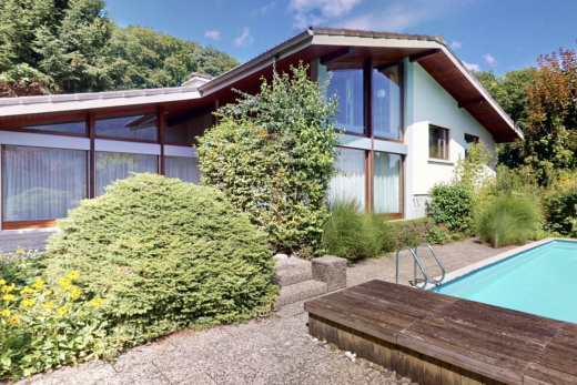 schwimmbad mit schwimmbad, handlauf, day time, und property visible