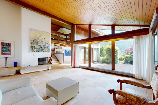 salon avec vaulted ceiling, plafond voûté, natural light, lumière naturelle, et inside property