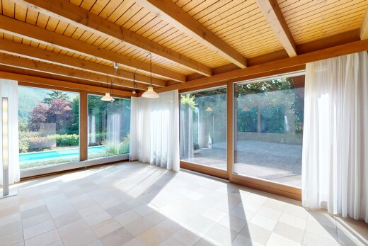 pièce vide avec inside property, natural light, lumière naturelle, beamed ceiling, et plafond à poutres