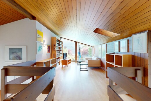 bureau avec lumière naturelle, natural light, sol en finition bois, wood finish floor, et inside property
