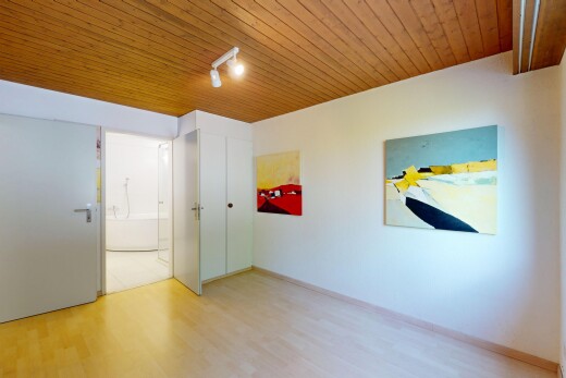 pièce vide avec wood ceiling, plafond en bois, inside property, wood finish floor, et sol en finition bois