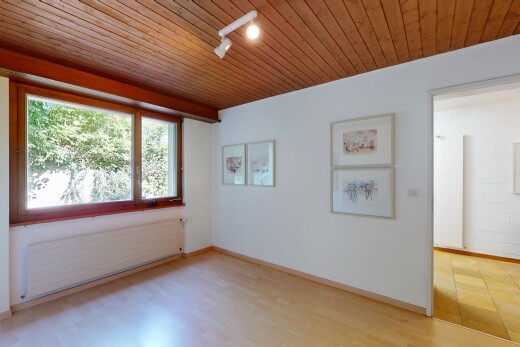 pièce vide avec track lighting, éclairage sur rail, radiateur, inside property, et wood ceiling