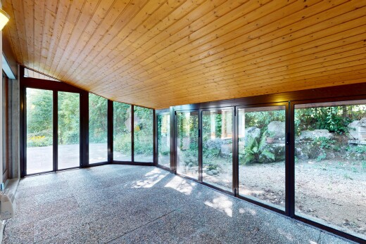 réception / lobby avec wood ceiling, vaulted ceiling, inside property, véranda, et natural light