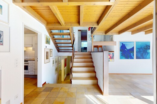 escaliers avec escaliers, beamed ceiling, plafond à poutres, wood ceiling, et plafond en bois