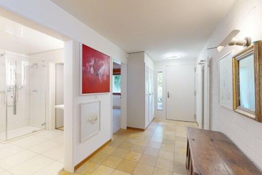 couloir avec inside property, natural light, lumière naturelle, drywall, et cloison sèche