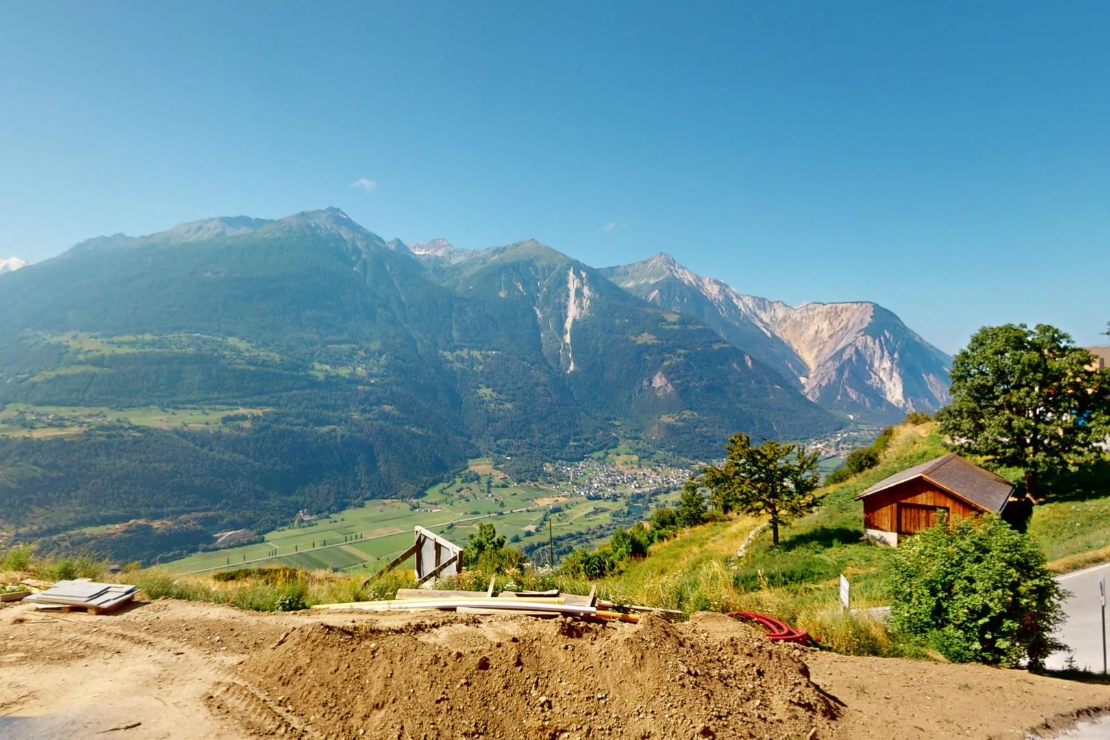 blick auf die berge mit blick auf die berge und ländliche aussicht